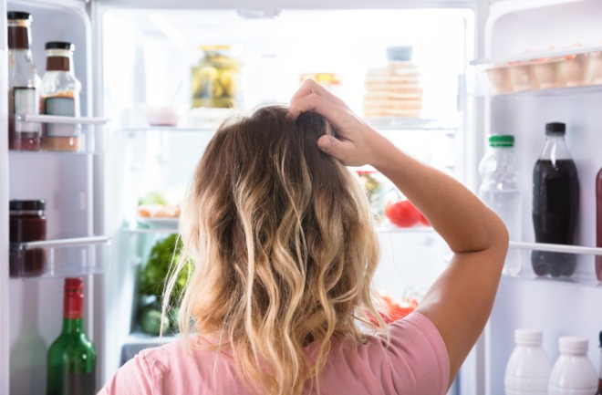 mulher indecisa sobre alimentos que fazem o cabelo crescer.