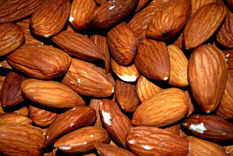 Alimentos ricos em vitamina E, como as amêndoas, ajudam na cicatrização. amendoas