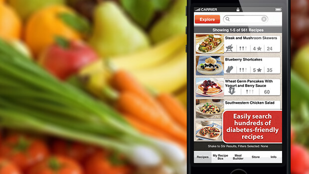 Aplicativos para Dieta Celular com aplicativos para dieta e legumes e frutas ao fundo