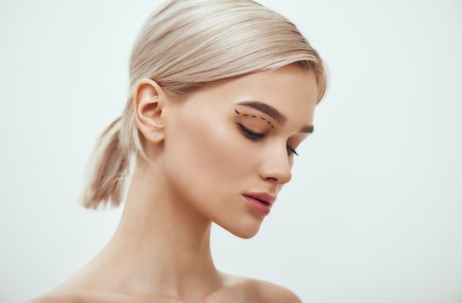 conheça e saiba mais sobre a blefaroplastia aliada à toxina botulínica e harmonização facial mulher com pálpebras delimitadas antes da realização da blefaroplastia e inserção de toxína botulínica