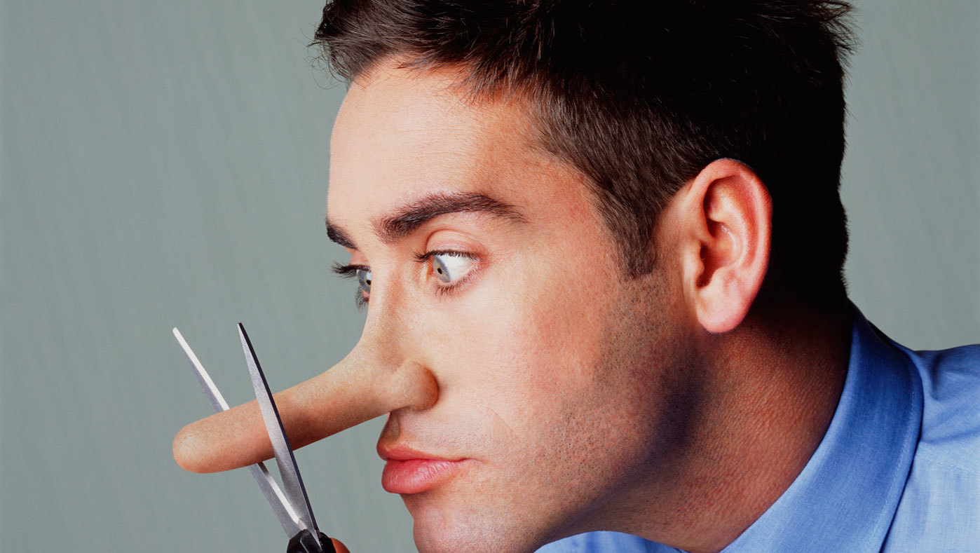Homem Tentando Cortar o Nariz Rinoplastia Não Permite