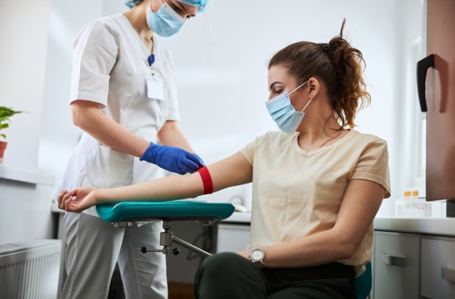confira dicas do que pode ser preciso para sua primeira cirurgia plástica mulher realizando exames antes de realizar primeira cirurgia plástica.
