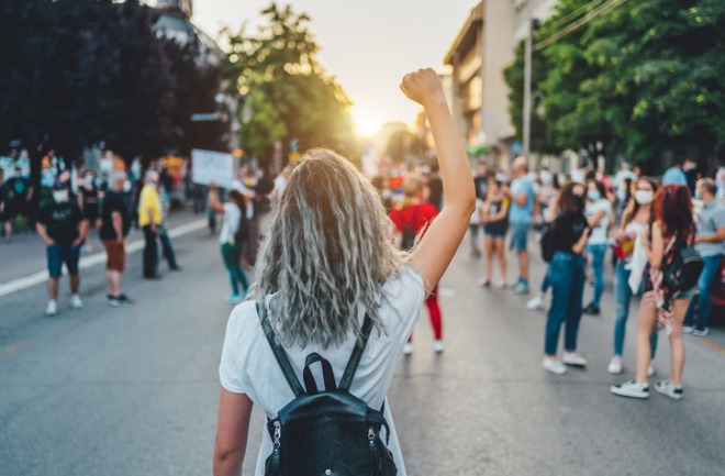 conheça algumas cirurgias convencionais e cirurgias plásticas que as mulheres são impedidas de fazer mulher em manifestação em prol do feminismo e a liberdade de escolha perante ao corpo da mulher e realização de cirurgias plásticas