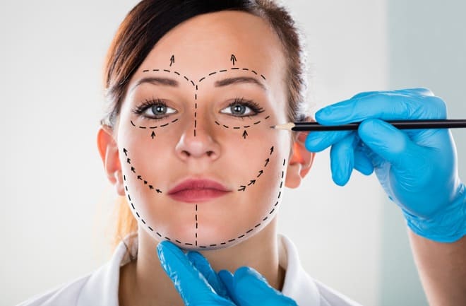 saiba os prós e contras de realizar cirurgias plásticas no exterior mulher realizando planejamento de cirurgias plásticas faciais em um consultório médico