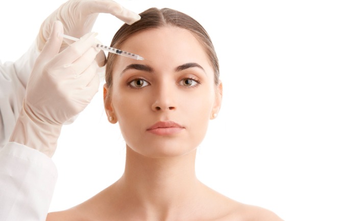 mulher a colocar botox facial