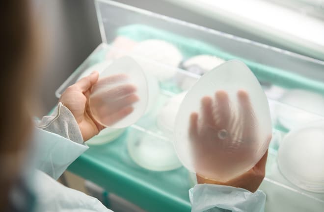 mulher escolhendo tamanho da prótese de silicone