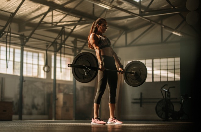 saiba se você pode realizar treino de crossfit após cirurgia plástica mulher praticando crossfit após cirurgia plástica