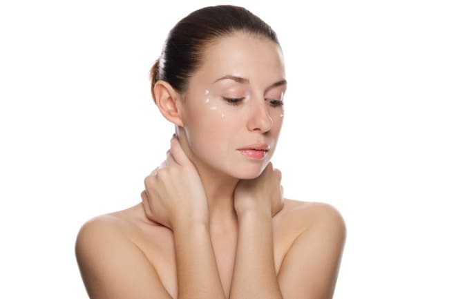 mulher após procedimento facial