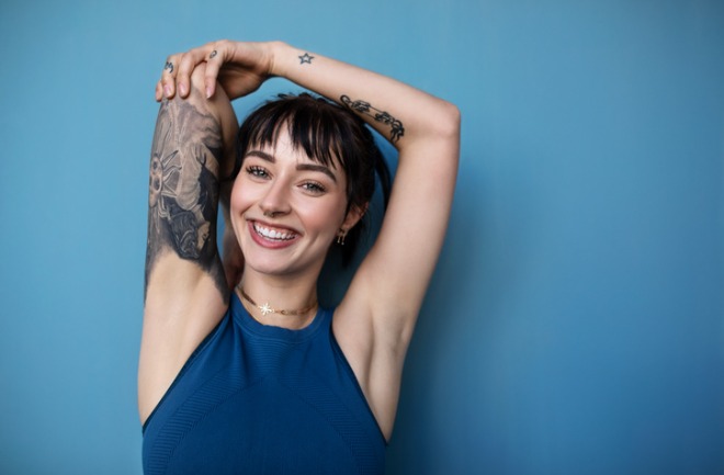 conheça o conflito entre depilação a laser e tatuagem mulher após se submeter a depilação a laser e tatuagem