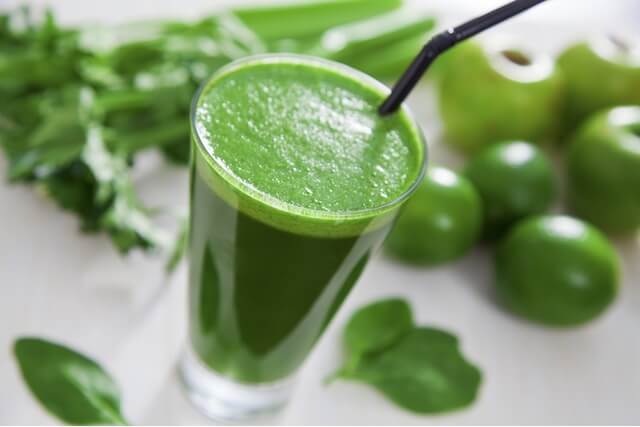 Os Sucos Detox são usados para "limpar" o organismo Copo com suco detox e limões