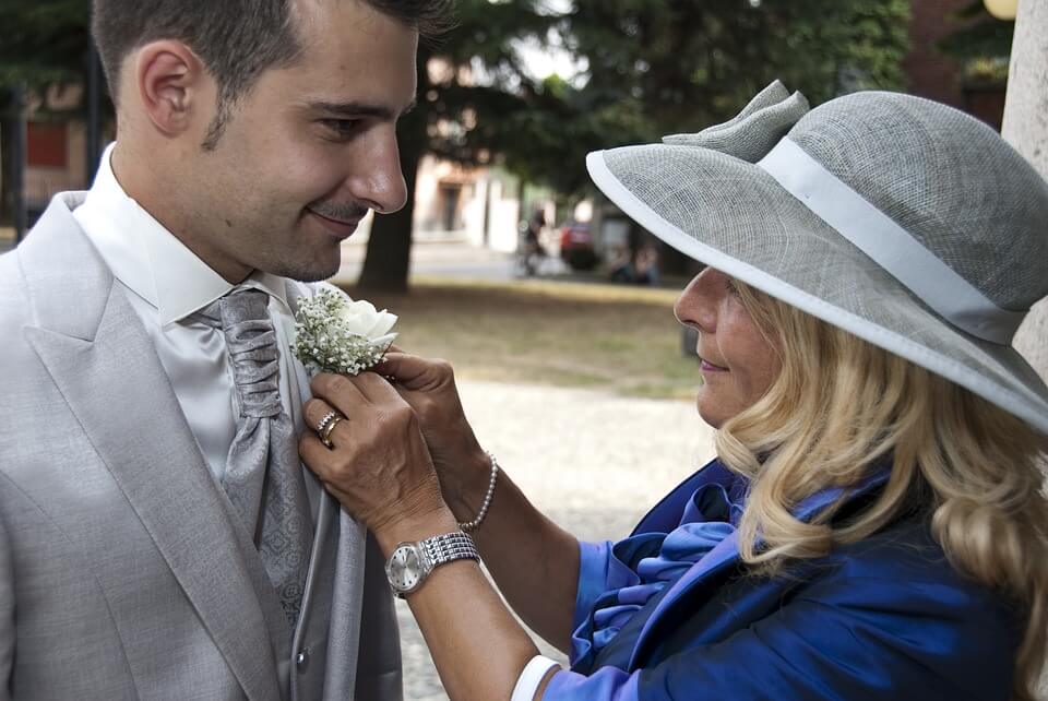 Mãe com filho no casamento