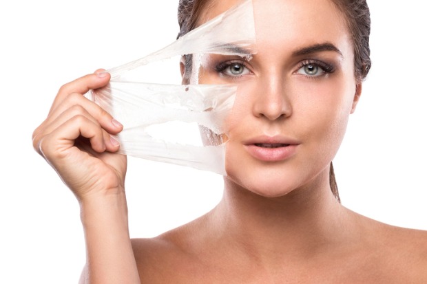mulher retirando camada superficial representando peeling pronta para dicas de skin care caseiro