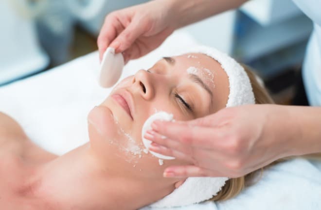 mulher fazendo peeling