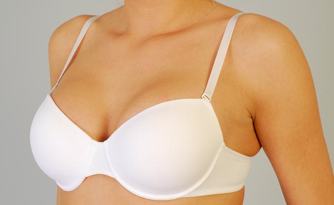 Flacidez nos Seios mulher com sutiã branco