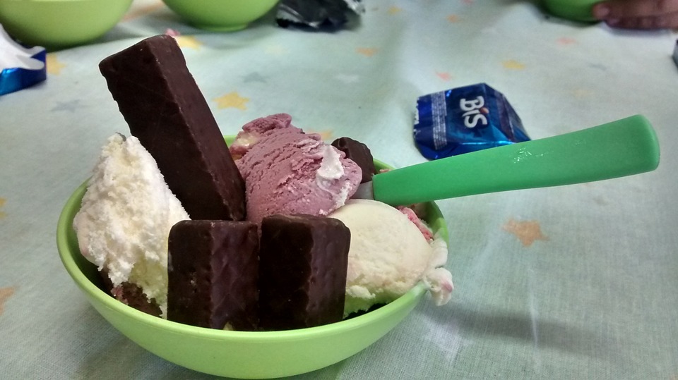 Alimentos açucarados, como sorvete, atrapalham na hora da cicatrização. sorvete