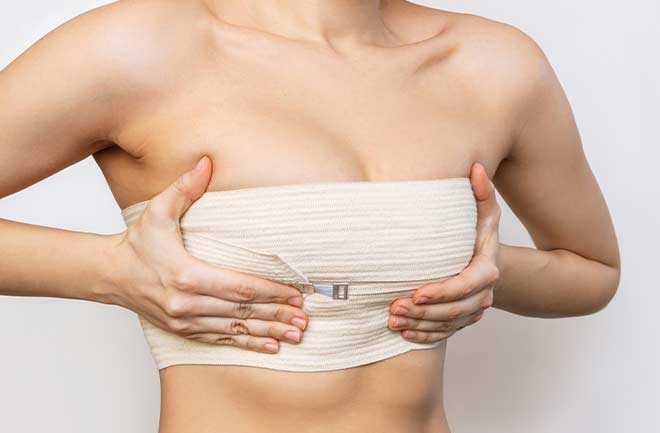 conheça os diferentes tipos de colocação de implante mamário mulher após implante mamário com incisão inframamária