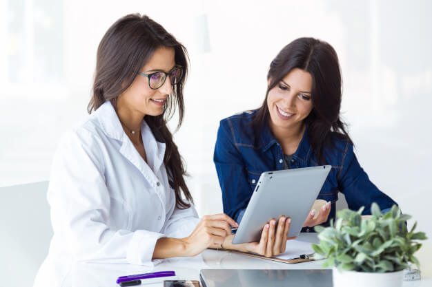 médica atendendo paciente indicação de lipoescultura