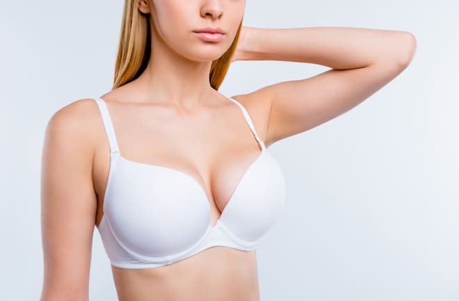 mulher após mastopexia sem protese