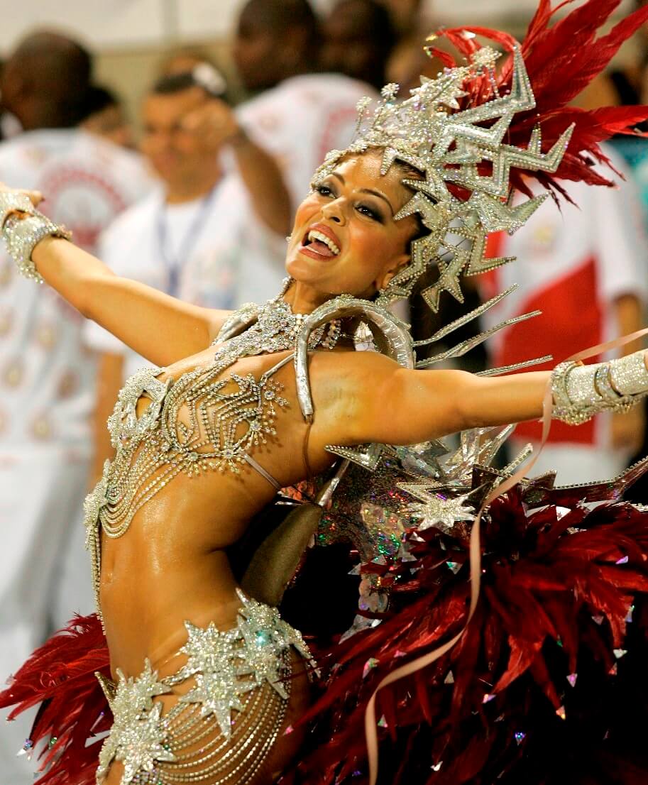 Juliana Paes como uma das brasileiras mais lindas da passarela
