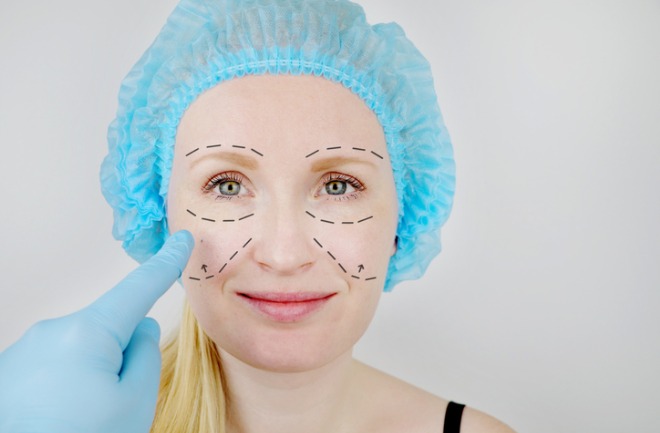 mulher em consultório médico prester a realizar lifting facial