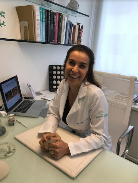 luciana-pepino em seu consultório