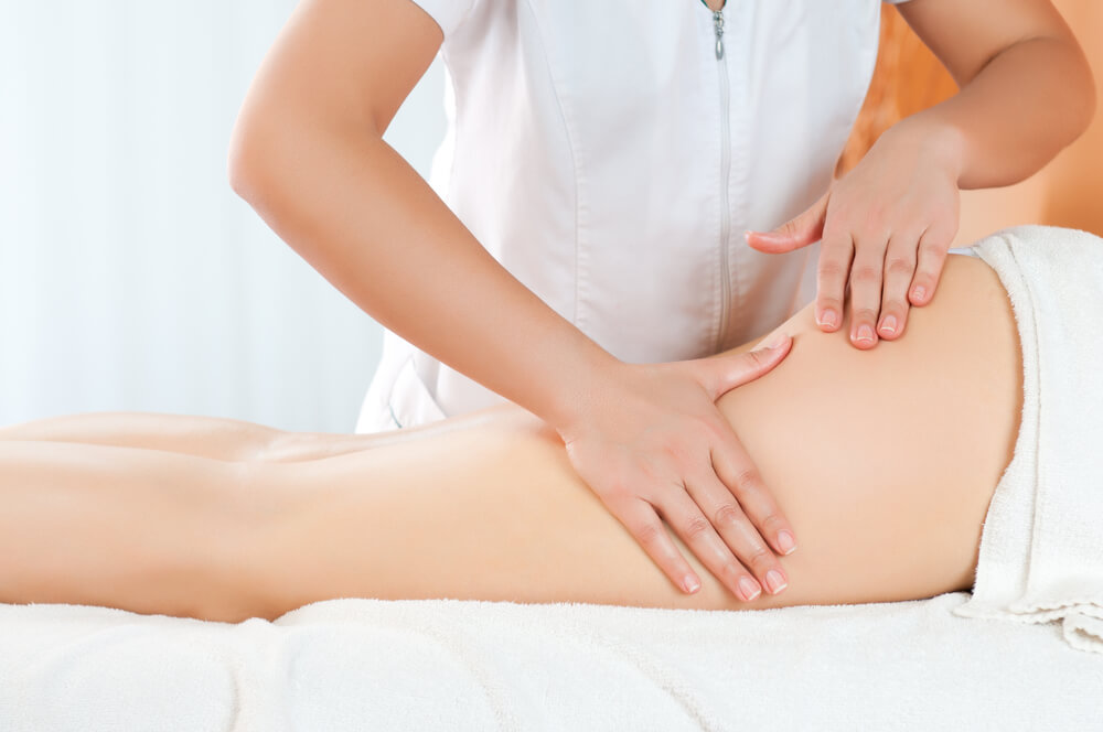 Mulher massageando procura de estrias Peeling para Estrias