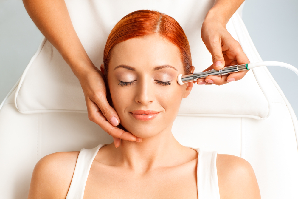 Mulher fazendo peeling de cristal Procedimento peeling de cristal