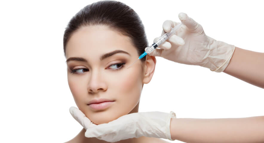 mulher fazendo preenchimento facial procedimento de preenchimento facial