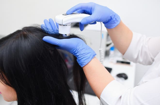 médico avaliando cabelo