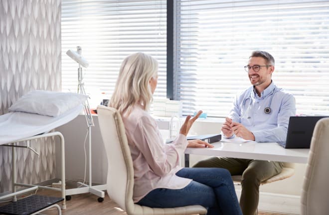paciente conversando sobre sua primeira cirurgia plastica