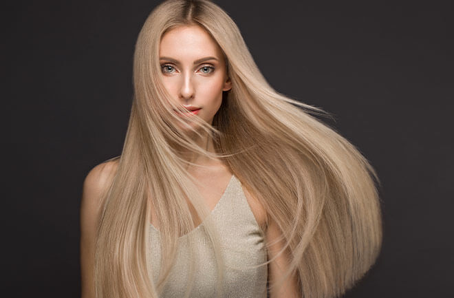 saiba os cuidados ao fazer progressiva no cabelo loiro mulher após progressiva no cabelo loiro