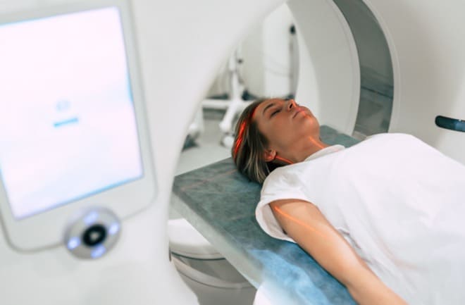 mulher realizando exame de ressonância magnética para prótese de mama