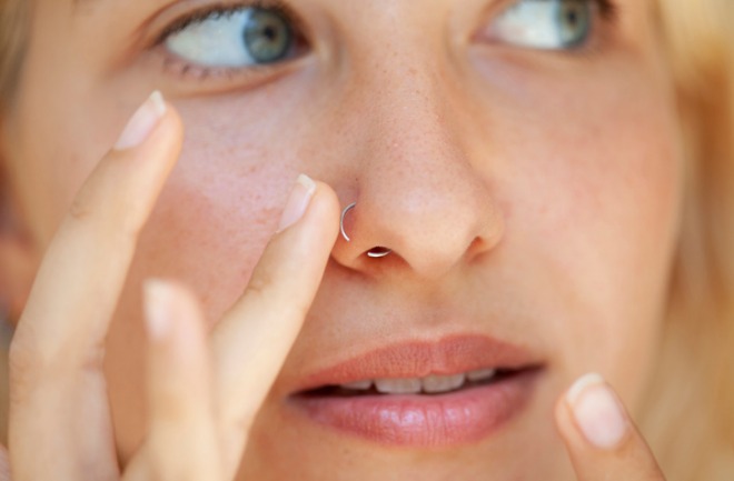 saiba se é possível colocar piercing no nariz após rinoplastia mulher com piercing no nariz após rinoplastia