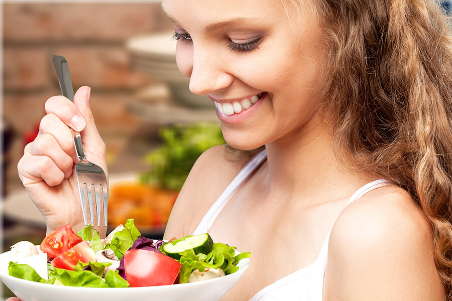 Mulher comendo salada Se alimentando melhor