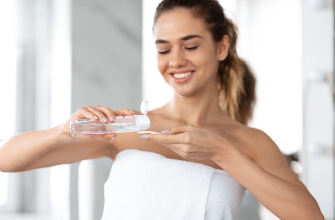 como fazer skin care para pele sensível com água micelar mulher fazendo skin care para pele sensível com água micelar