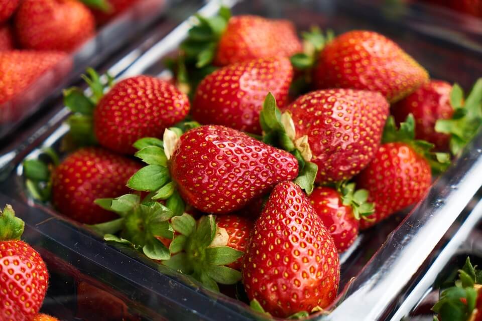 Alimentos ricos em vitamina C, como o morango, ajudam na cicatrização. morango