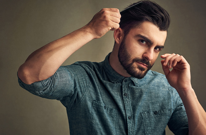homem confiante após transplante de barba